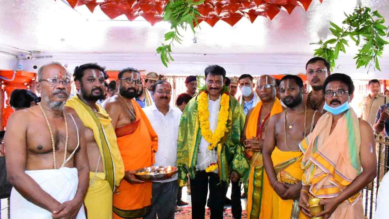 దైవ సన్నిధిలో హైకోర్టు జడ్జి