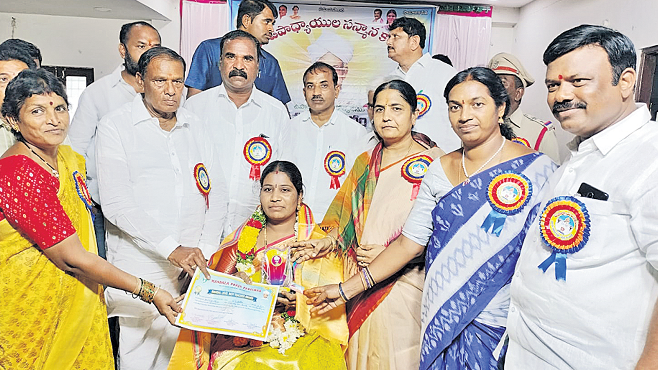 సమాజంలో గురువు పాత్ర కీలకం