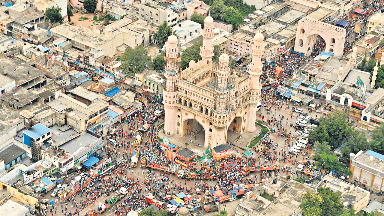 హైదరాబాద్‌ వేరే దేశమా..?