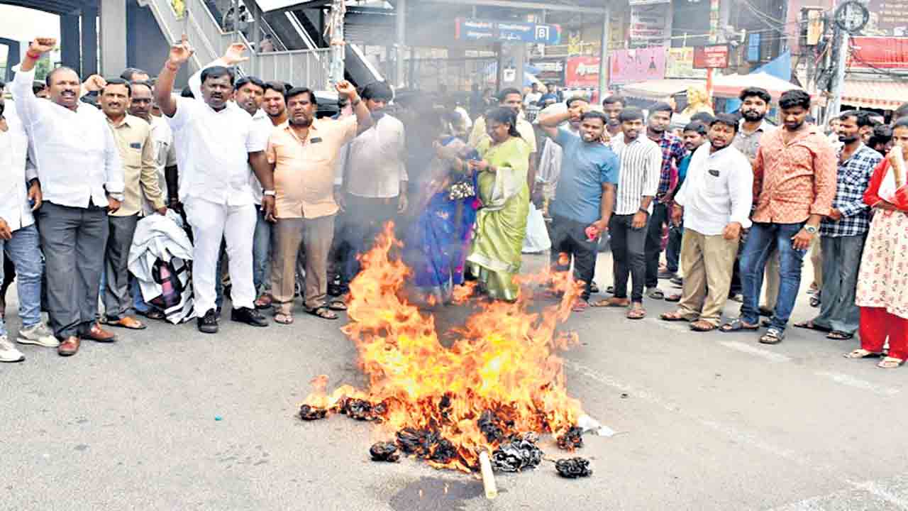 బీజేపీ కార్పొరేటర్‌ దిష్టిబొమ్మ దహనం