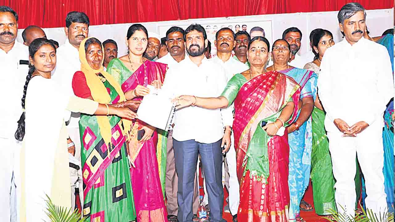 ఊరూరా పింఛన్ల పంపిణీ