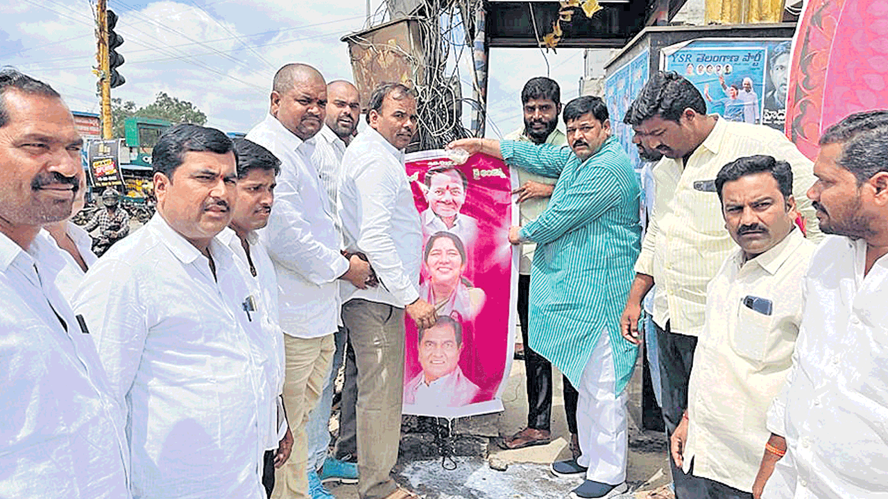 గిరిజన బంధు ప్రకటనపైనా హర్షాతిరేకాలు