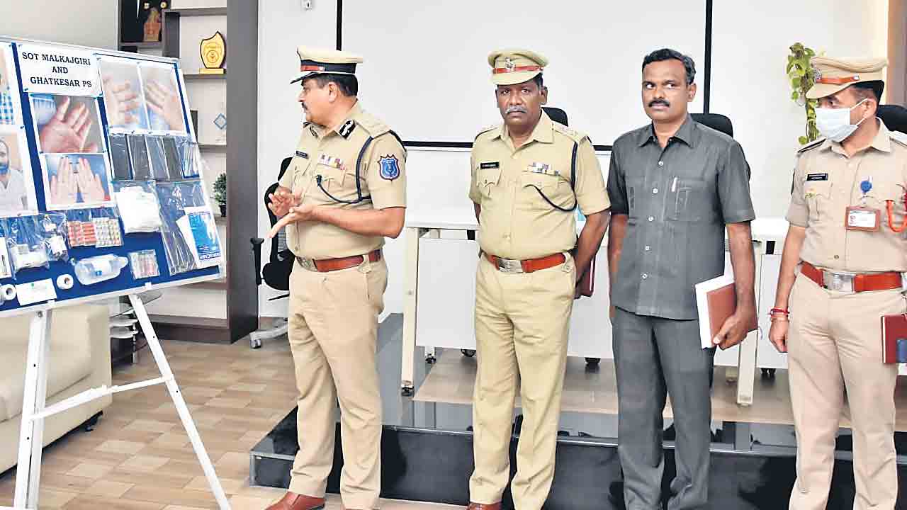 వేలిముద్రలూ మార్చేశారు!