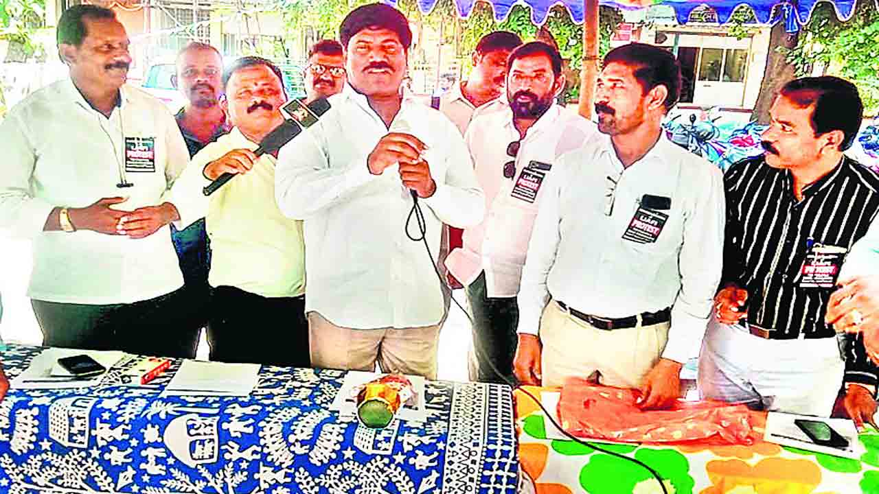 ఎల్‌ఐసీ నిర్వీర్యానికి కేంద్రం కుట్ర