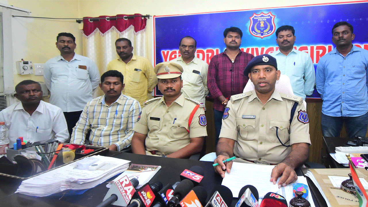 బంగారం, 50వేల నగదు, 3 బైక్‌లు, 19 సెల్‌ఫోన్లు స్వాధీనం