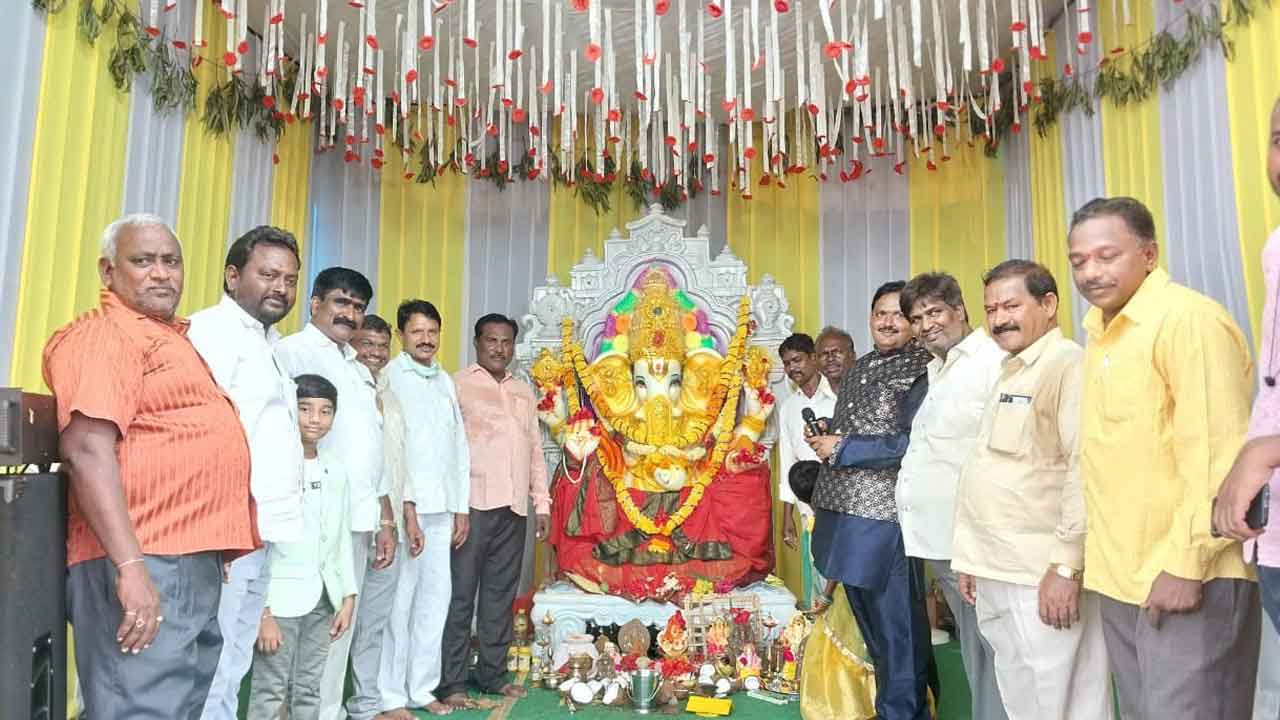 గణపతికి ప్రత్యేక పూజలు.. అన్నదానాలు