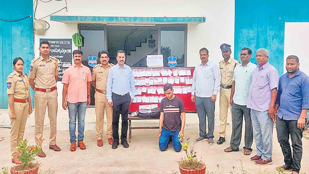 కొరియర్‌లో తెప్పించి.. డార్క్‌నెట్‌లో విక్రయిస్తూ..!