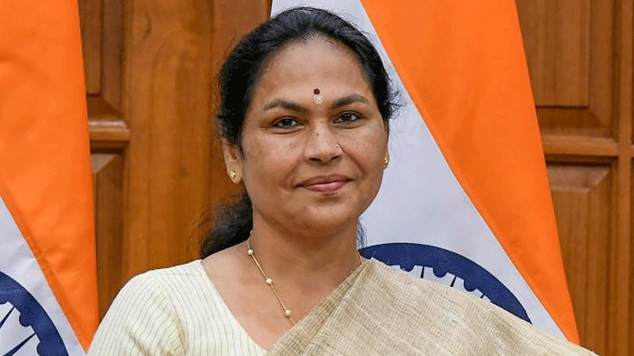 అక్కడ అవినీతి ఆరోపణలు.. ఇక్కడ సుద్దులు