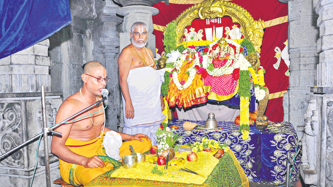 గుట్టలో భక్తుల సందడి