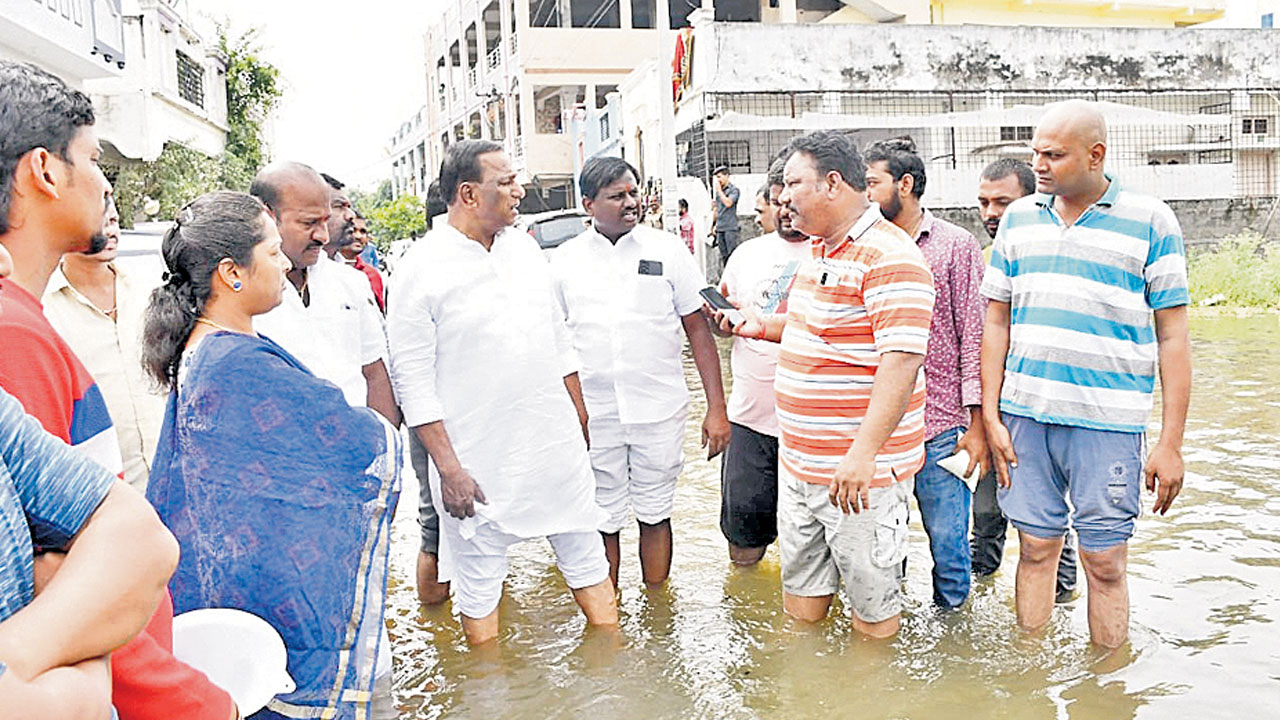 వరదనీటి పైపులైన్‌ పనుల్లో వేగం పెంచాలి
