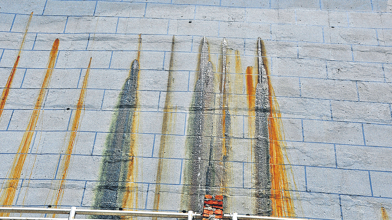 అది లీకేజీ కాదు.. వీప్‌ హోల్స్‌ నీళ్లు