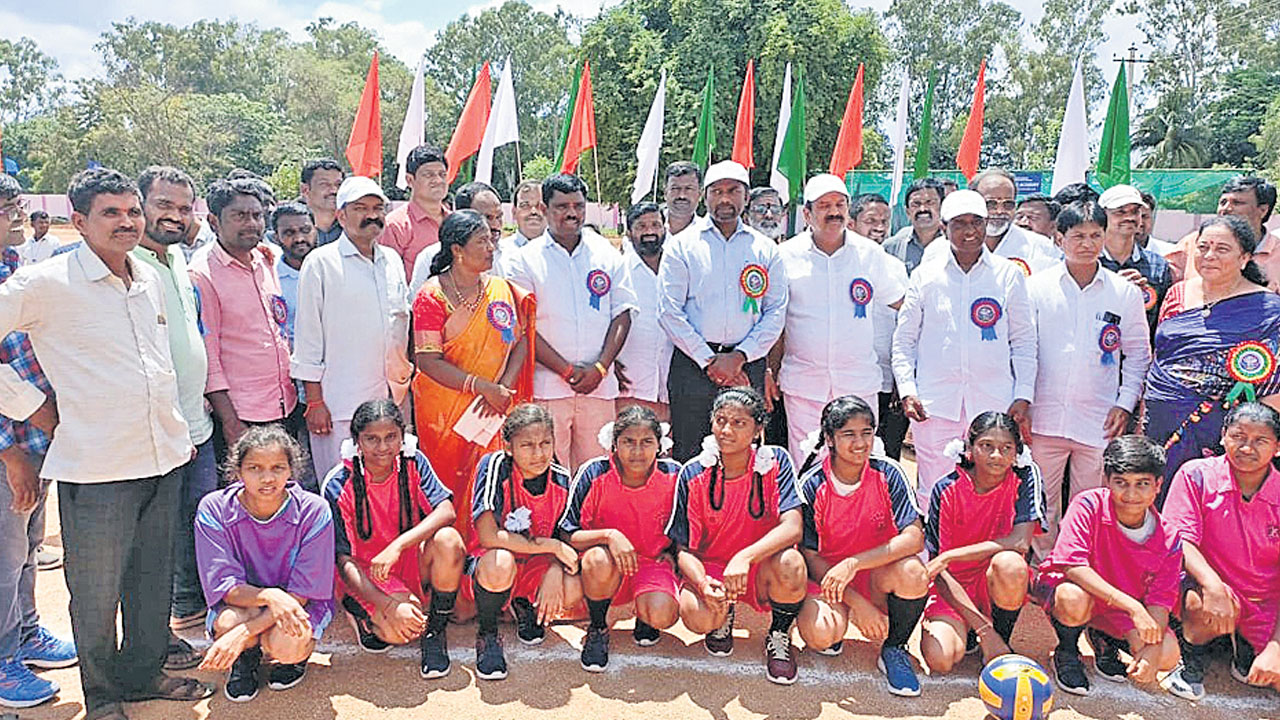 క్రీడల్లో రాణించాలి.. పతకాలు సాధించాలి