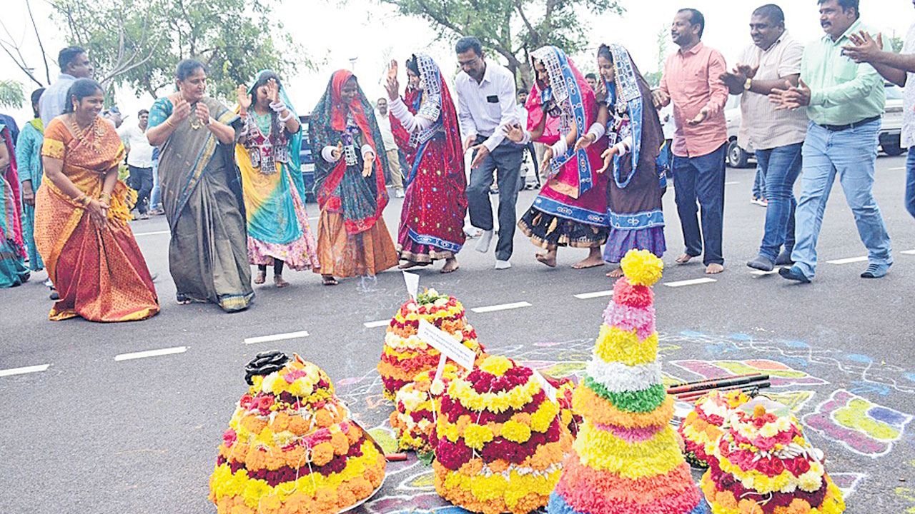 తీరొక్క పూలతో బతుకమ్మ
