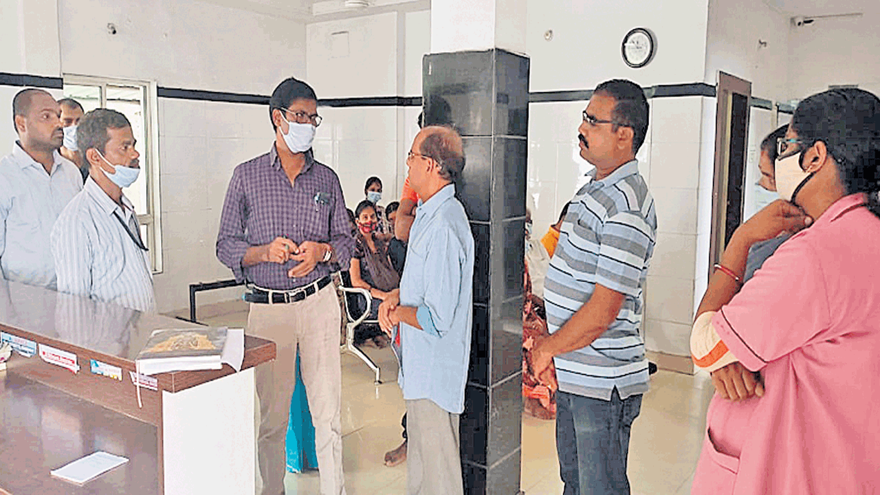 గ్రేటర్‌ వ్యాప్తంగా 10 దవాఖానలు సీజ్‌