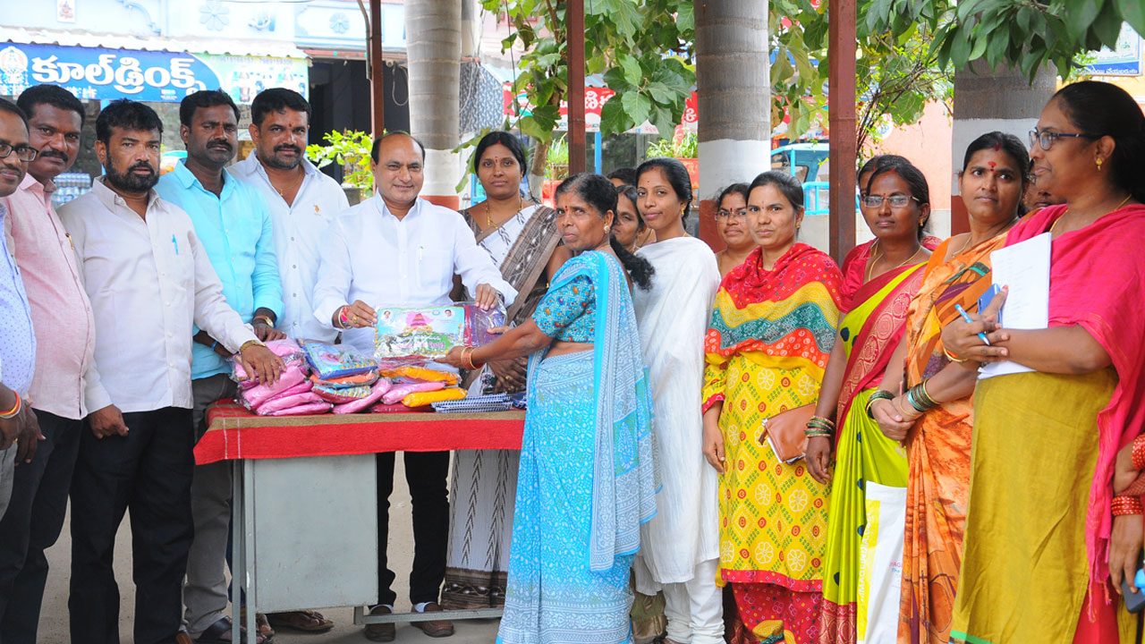 ఆడబిడ్డలకు ప్రభుత్వ కానుక బతుకమ్మ చీరెలు