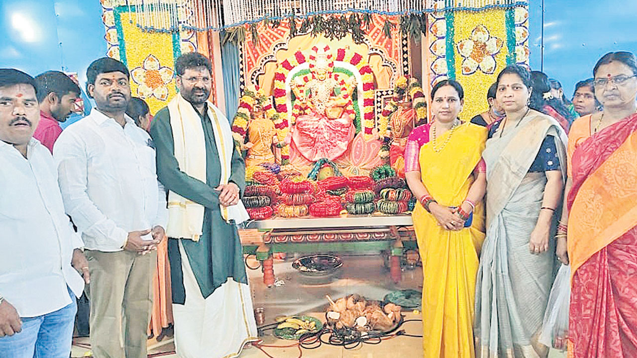 ఆలయాలవద్ద ఆధ్యాత్మిక శోభ