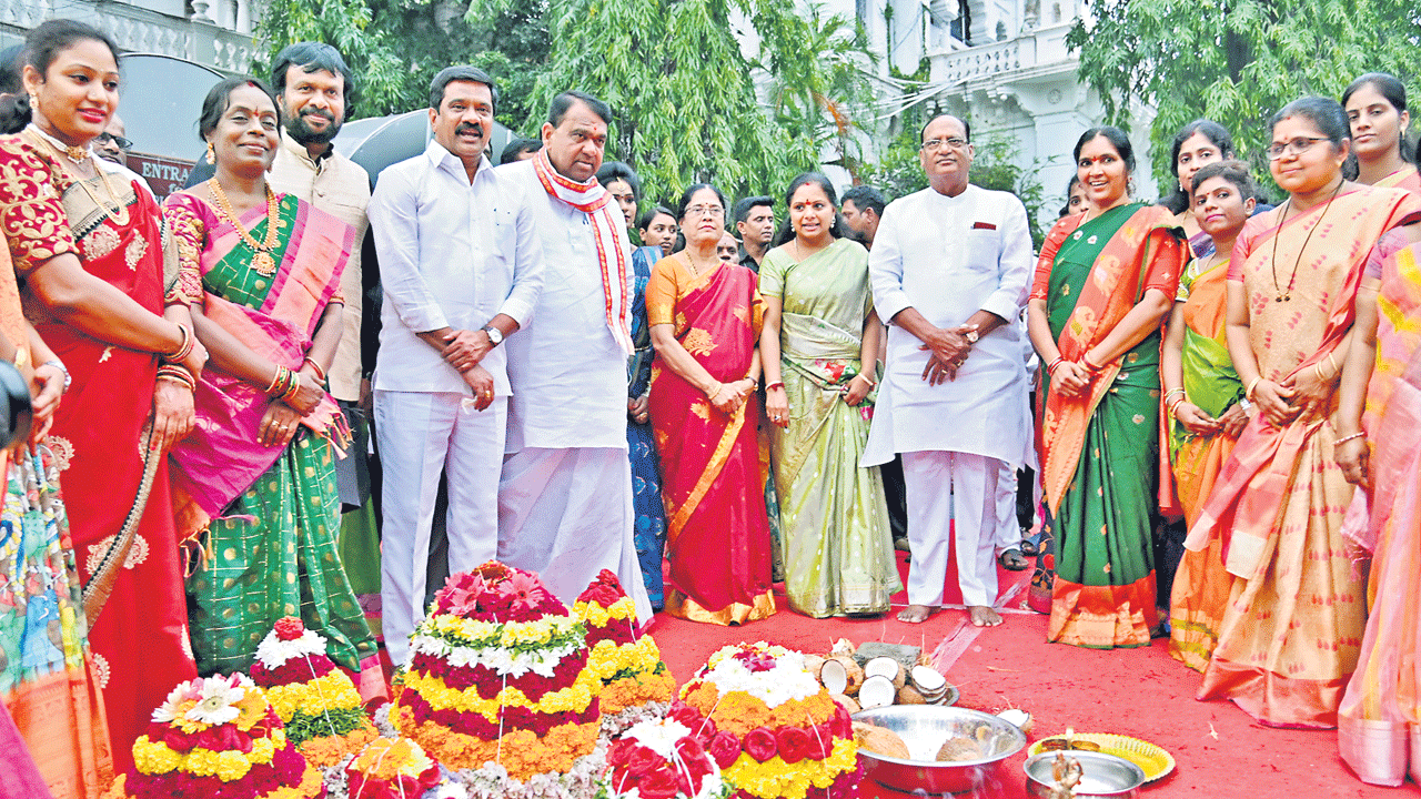 అసెంబ్లీ ప్రాంగణంలో బతుకమ్మ వేడుకలు