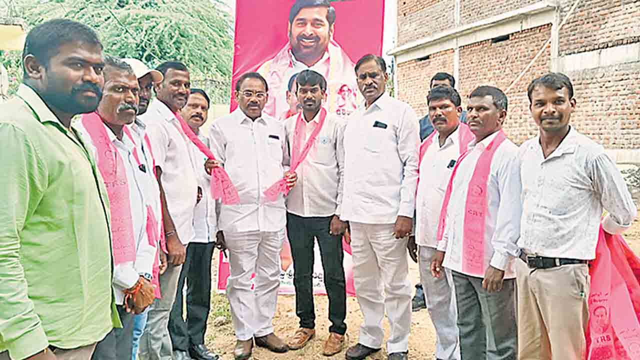 మునుగోడు టీఆర్‌ఎస్‌లోకి భారీగా వలసలు