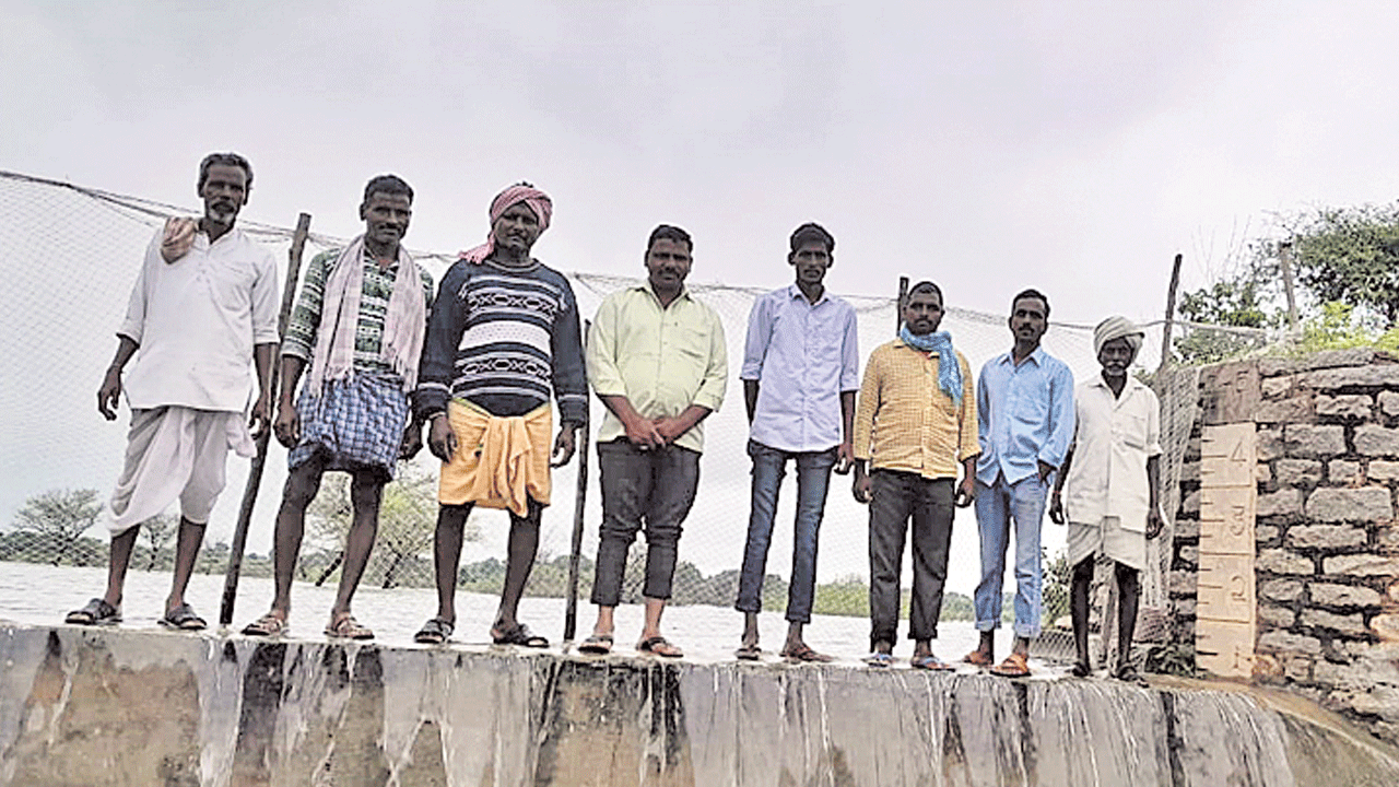 మత్తడి దుంకుతున్న చెరువులు