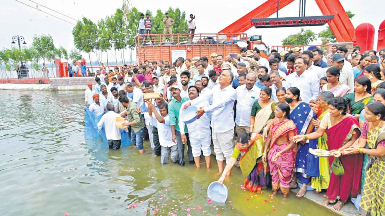చేపలు ఎగుమతి చేసే స్థాయికి చేరినం