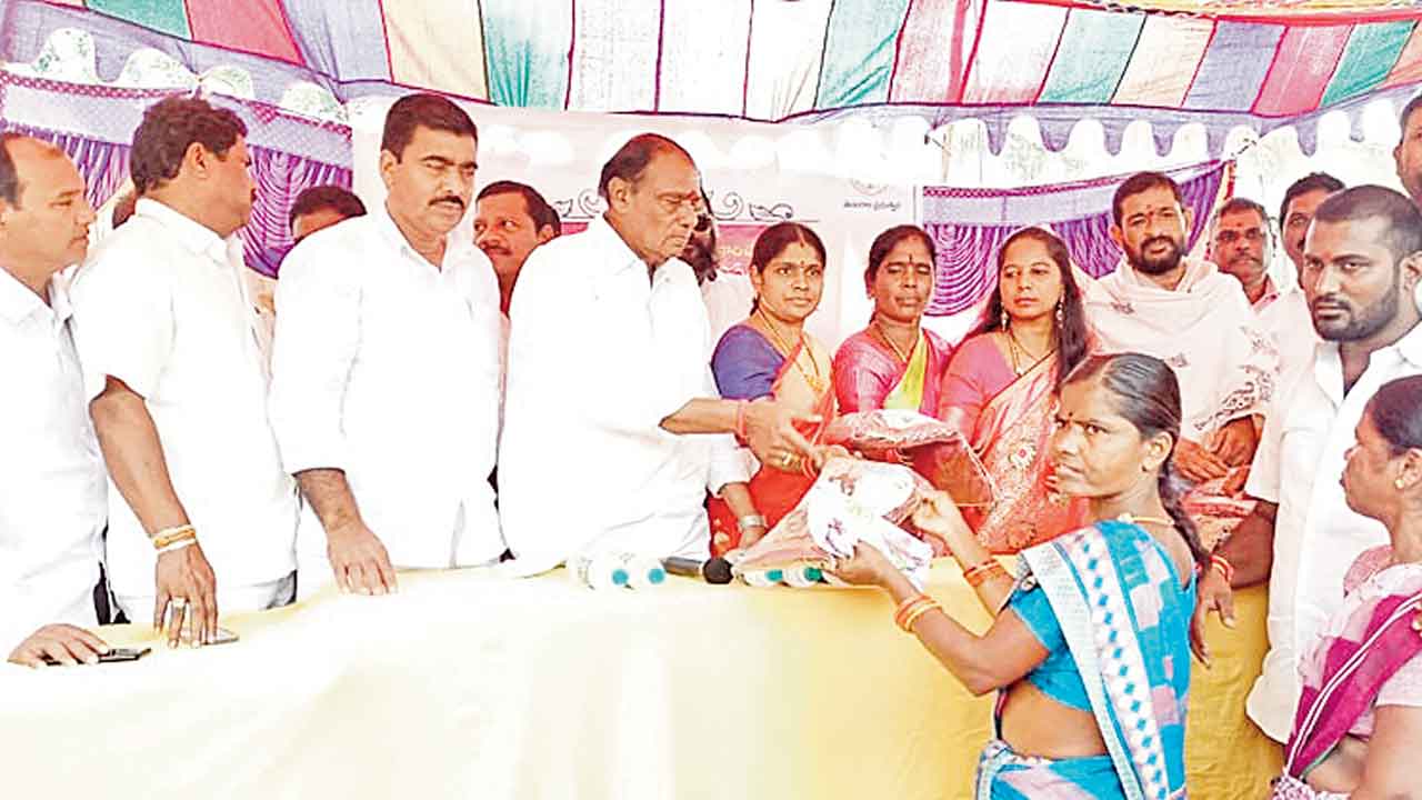 బతుకమ్మ చీర.. సర్కారు సారె