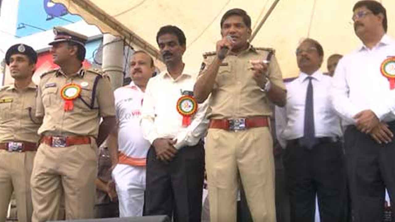 విజయవాడ పోలీసుల ఆధ్వర్యంలో భారీ ర్యాలీ