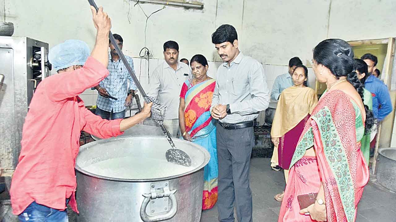 విద్యార్థులు ఉన్నత శిఖరాలను అధిరోహించాలి