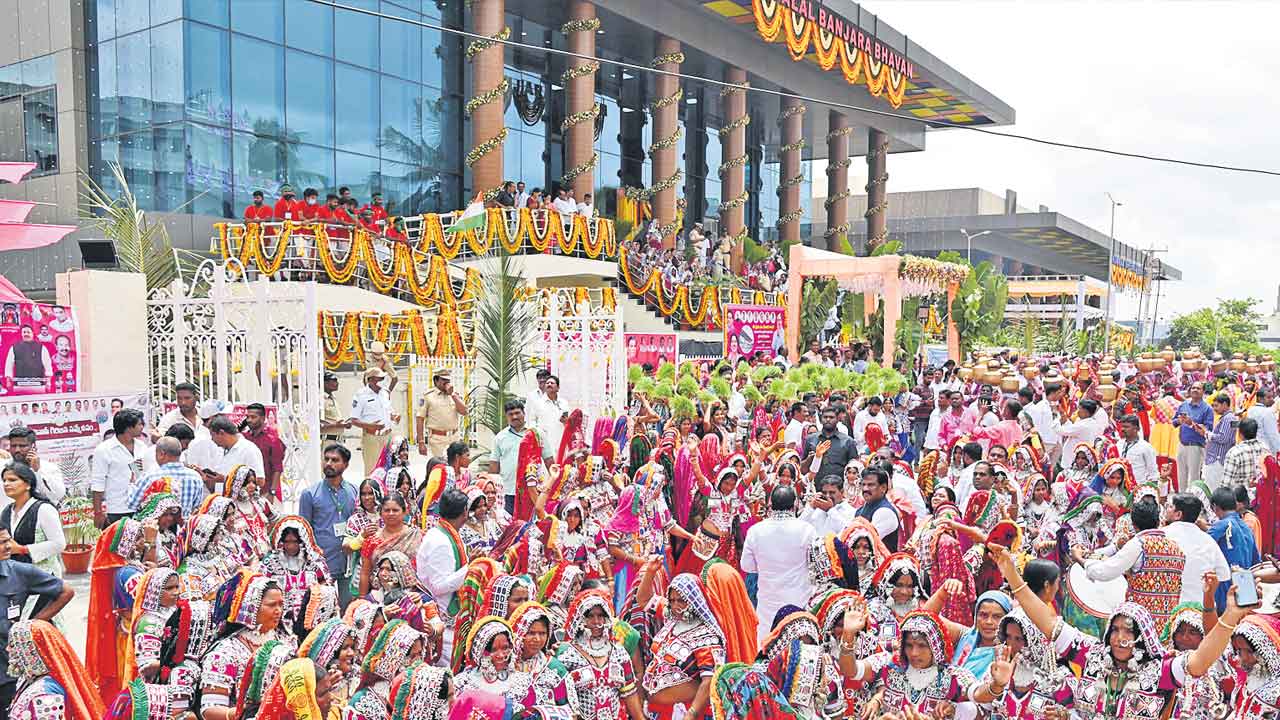 ఎగిసిన పతాకమై..ఆత్మగౌరవ ప్రతీకయై