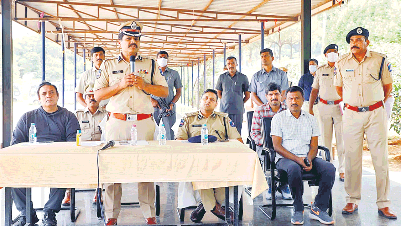 ఫ్రిస్కింగ్‌..చెకింగ్‌..డిఫెన్సివ్‌