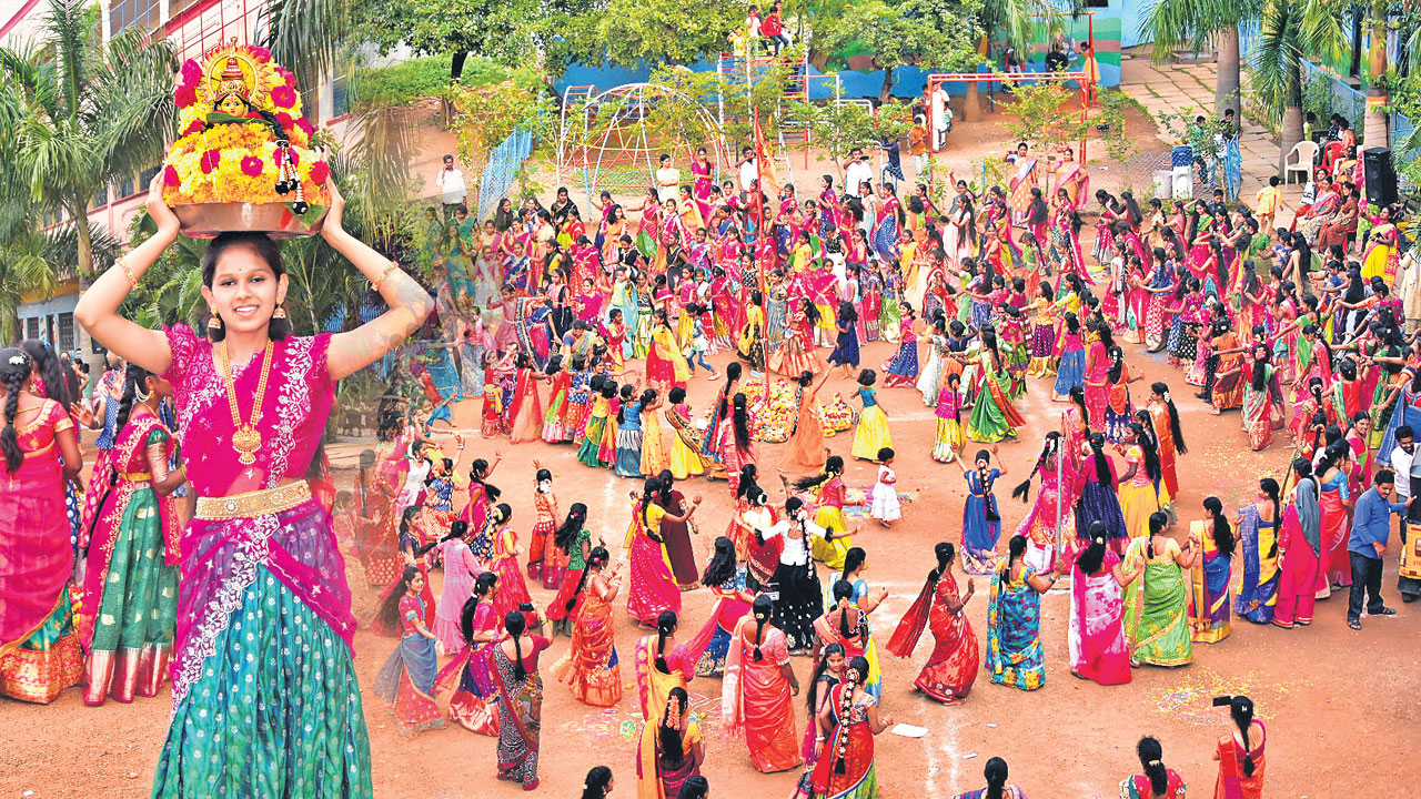 పల్లెపల్లెనా పూల పులకింత