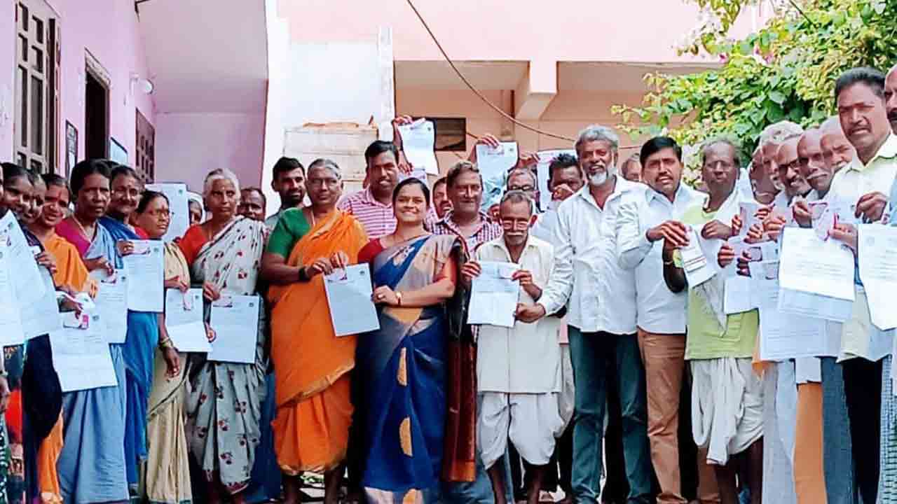 ఆసరా పెన్షన్‌ మంజూరు పత్రాల అందజేత