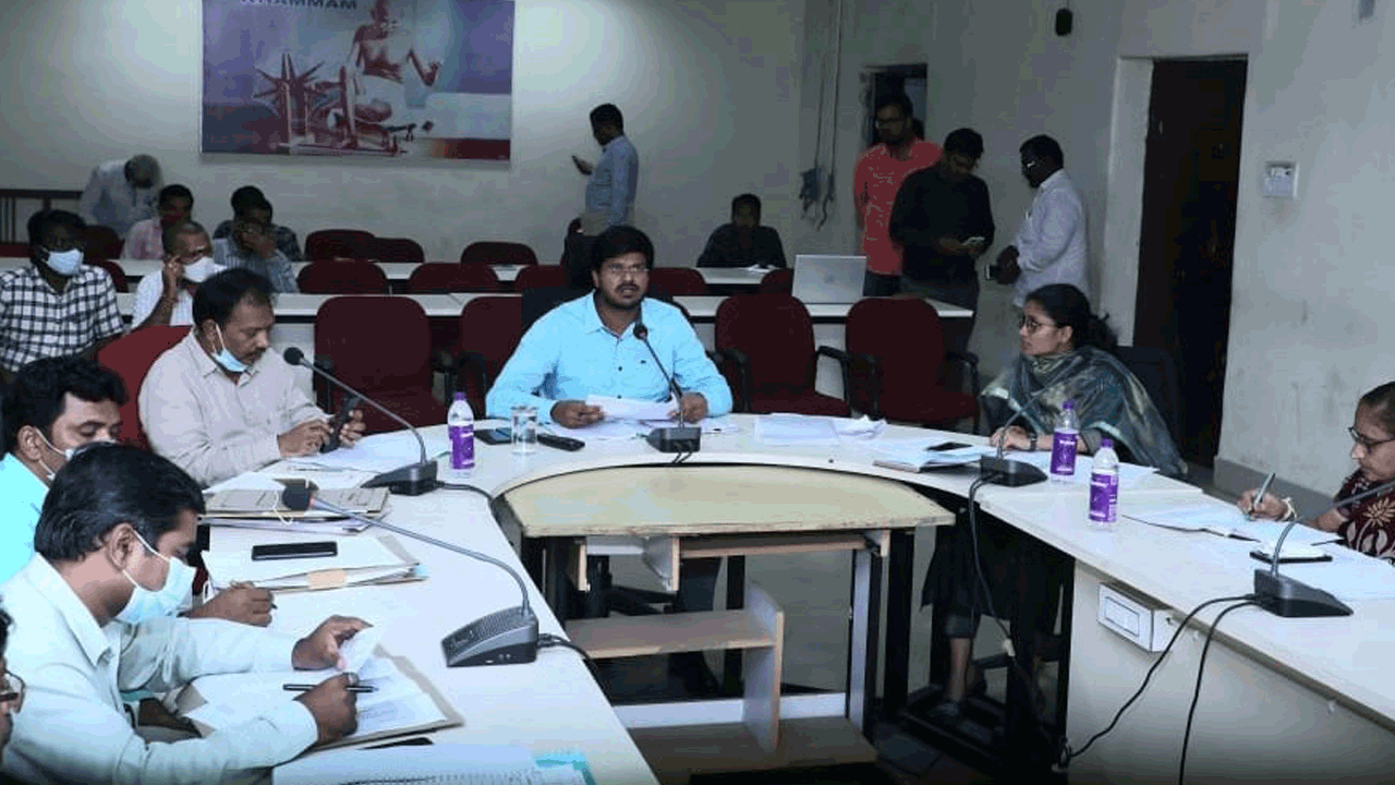 ‘ధరణి’ దరఖాస్తులను పరిష్కరించాలి