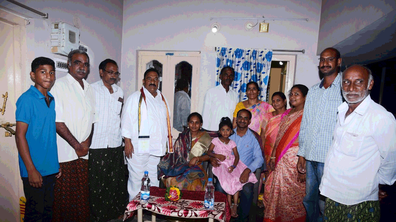 ఉత్తమ లెక్చరర్‌ రాధికకు ఎమ్మెల్యే సండ్ర సన్మానం