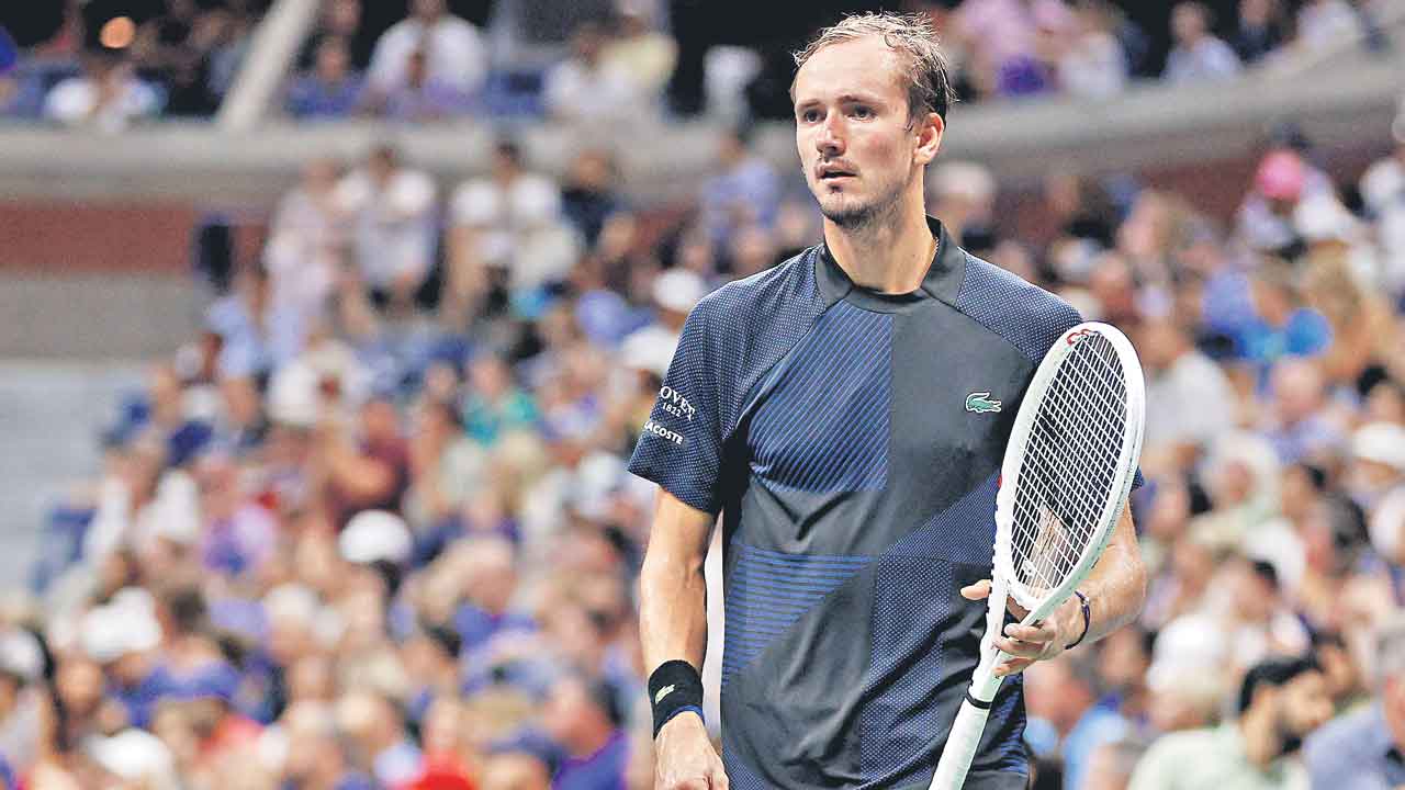 మెద్వెదెవ్‌ నిష్క్రమణ