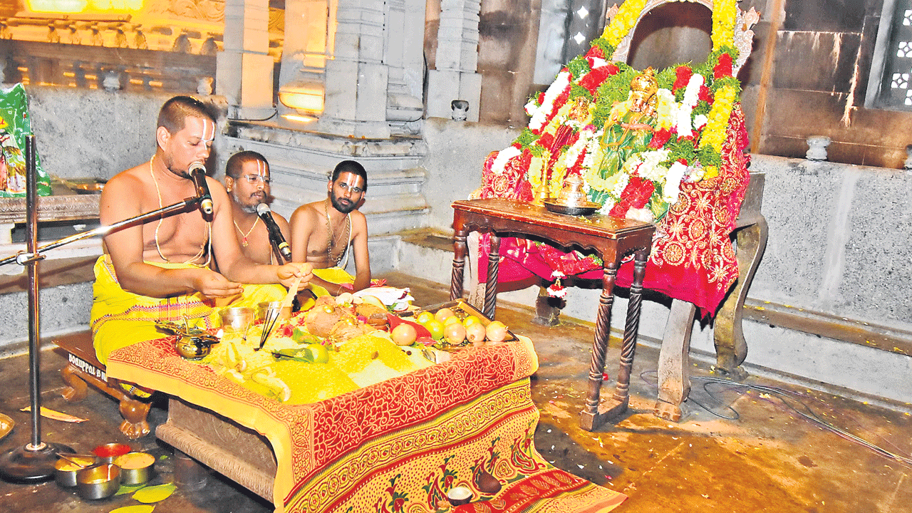 యాదగిరిగుట్టలో నిత్యారాధనలు