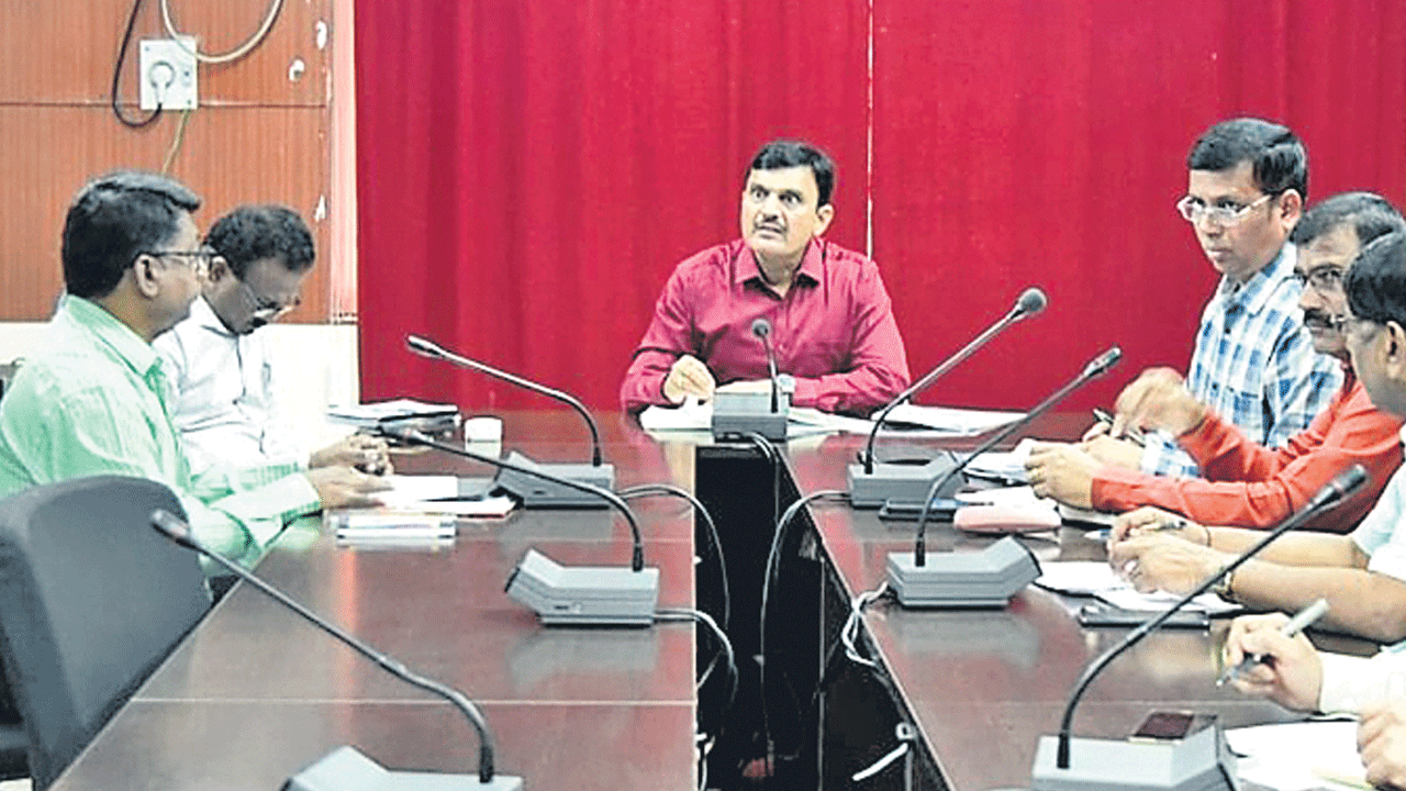 సమష్టిగా పని చేయాలి