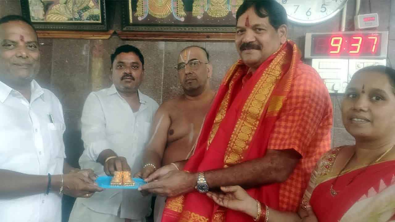 తిరుచానూరు పద్మావతి అమ్మవారి ఆలయానికి స్వర్ణ పాదాలు విరాళం