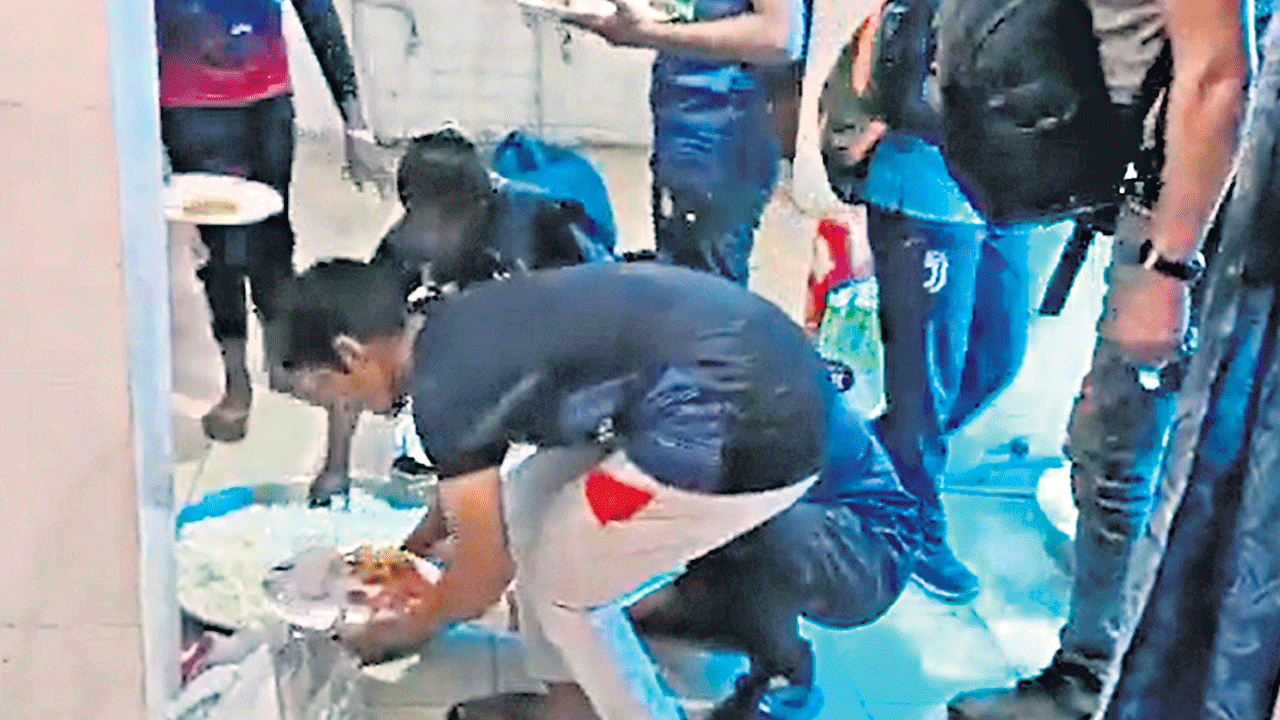 పాయిఖానలో ప్లేయర్లకు భోజనం