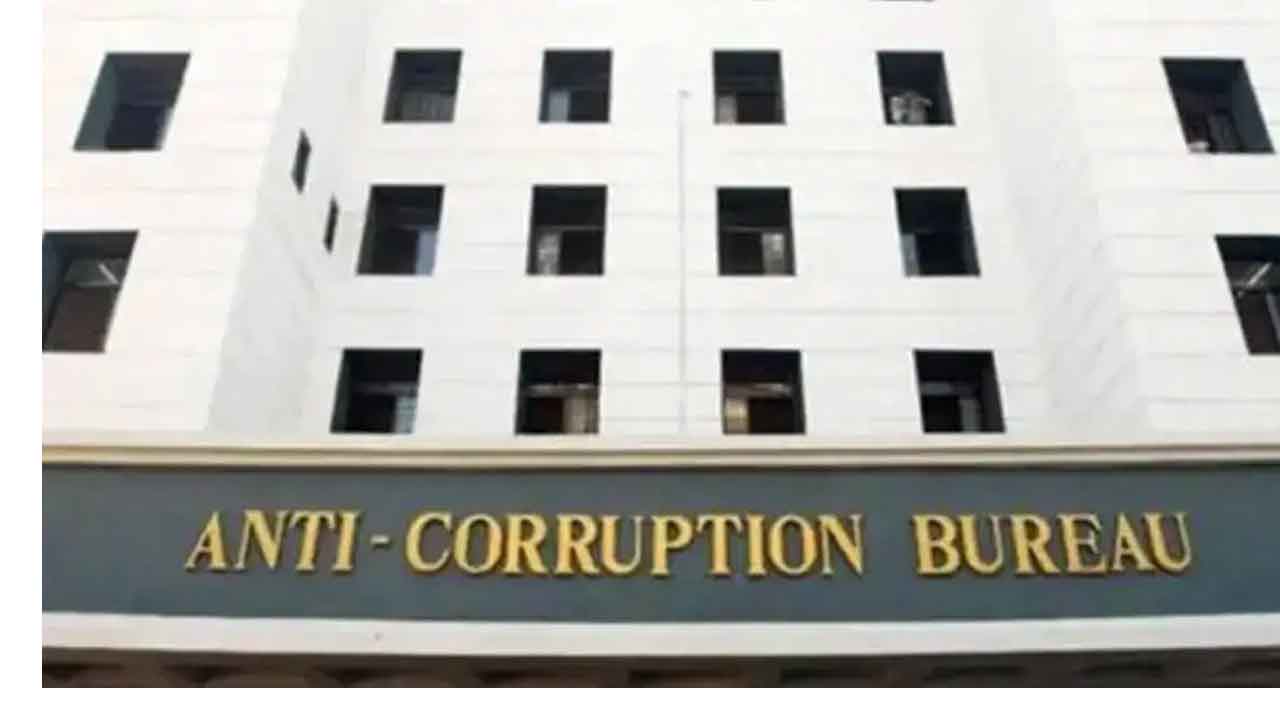 లంచం తీసుకుంటూ ఏసీబీకి చిక్కిన మున్సిపల్‌ ఆర్‌ఐ