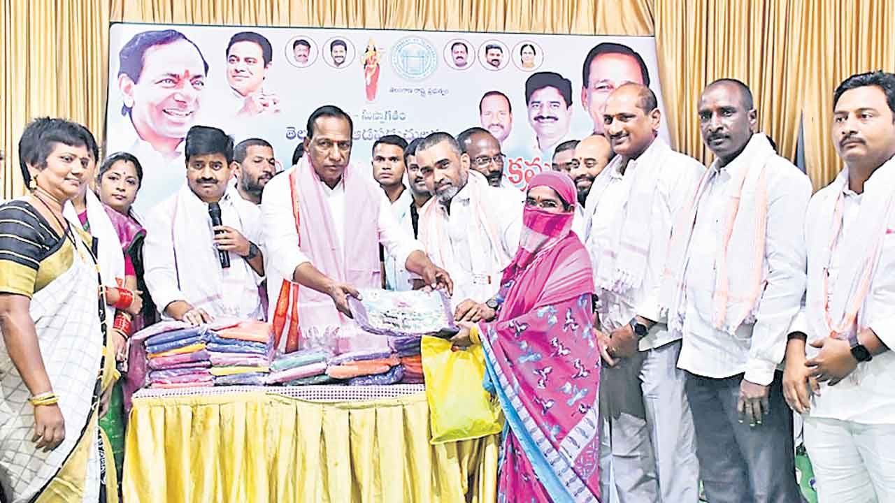 ఆడబిడ్డలకు బతుకమ్మ కానుక