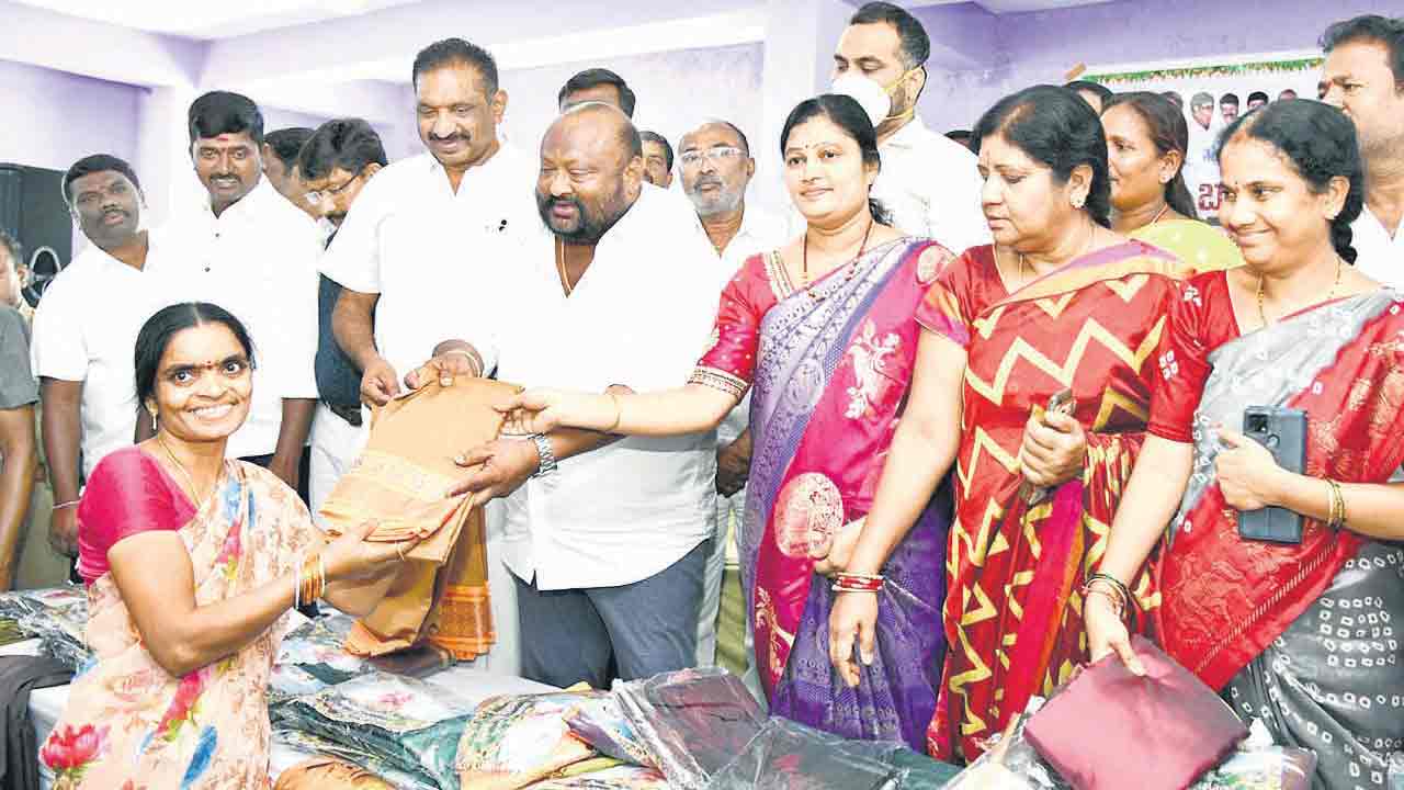 చీర తెచ్చన సంబురం