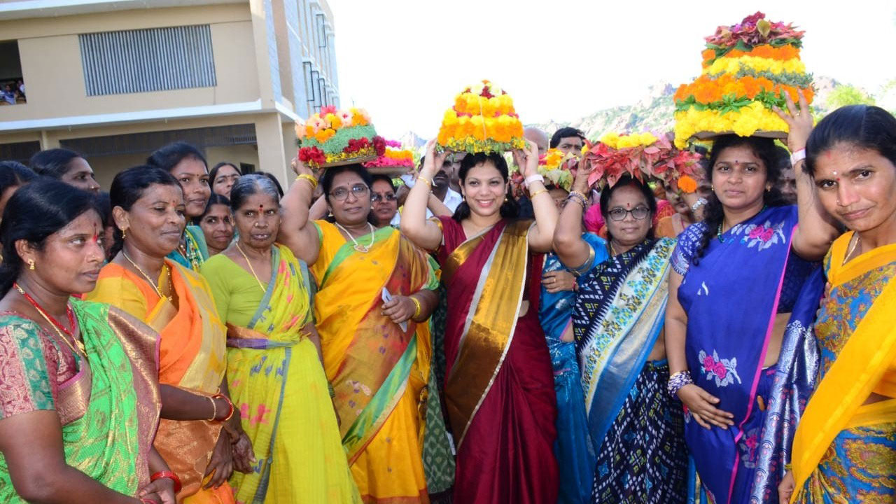 కలెక్టరేట్‌లో ఘనంగా బొడ్డెమ్మ సంబురాలు