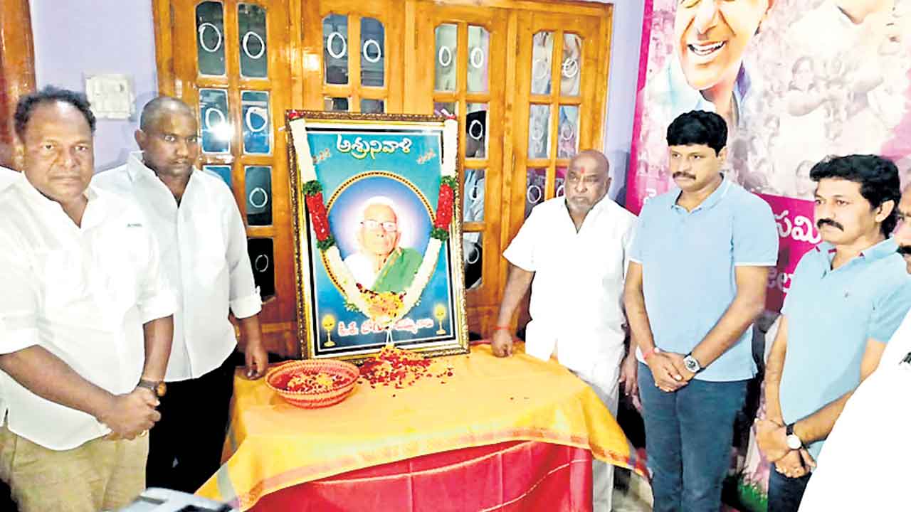 జోగు రామన్నను పరామర్శించిన మంత్రి, ఎంపీ