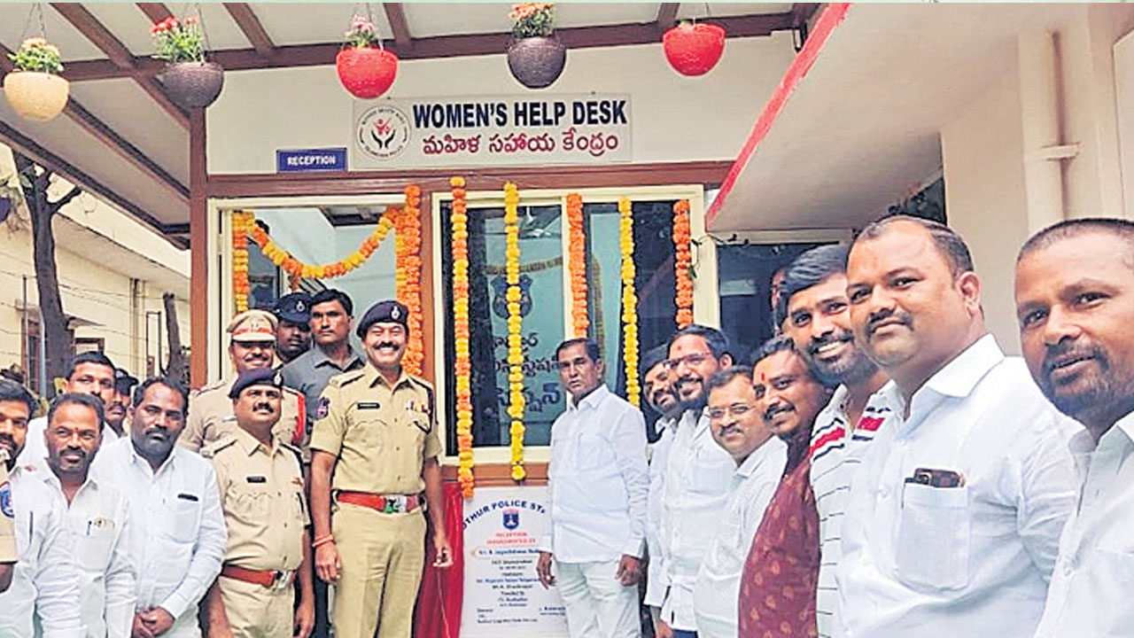 ఫిర్యాదుల స్వీకరణకు మహిళలకు ప్రత్యేక డెస్క్‌