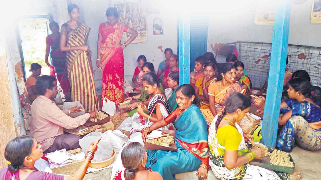 పొగచూరిన బతుకులకు ఆసరా