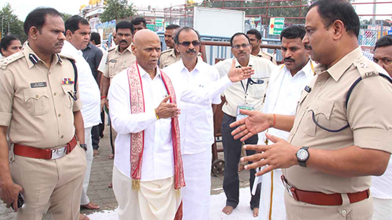 మూడు లక్షల మంది భక్తులకు గరుడ వాహన సేవాభాగ్యం : టీటీడీ ఈవో