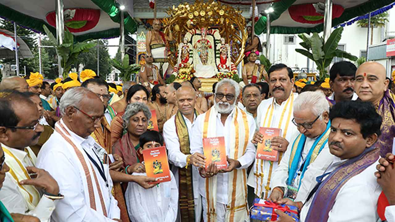 క‌ల్పవృక్ష వాహనసేవలో ఆధ్యాత్మిక పుస్తకాల ఆవిష్కరణ