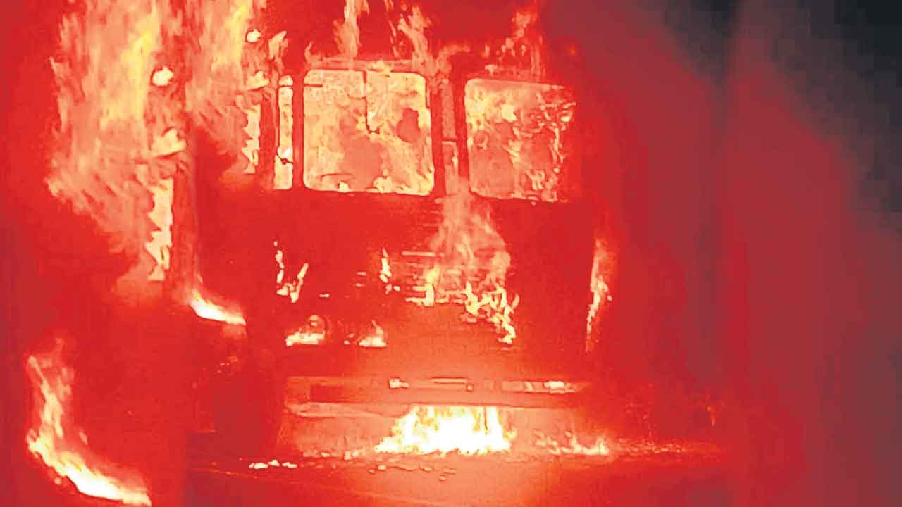 లారీలో పేలిన 100 గ్యాస్‌ సిలిండర్లు