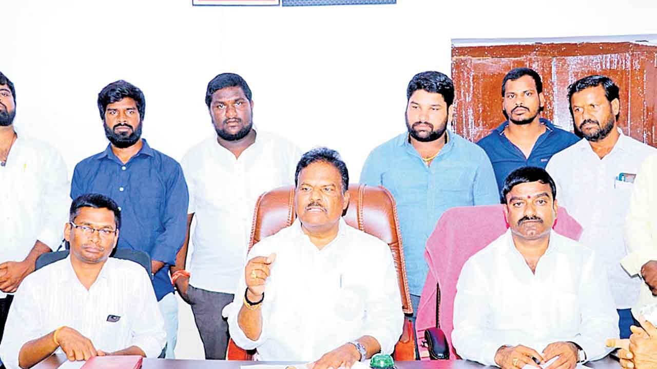 సమాచారం ఇవ్వకుండా.. సంబంధం లేని వారు ఎలా ప్రారంభిస్తారు?