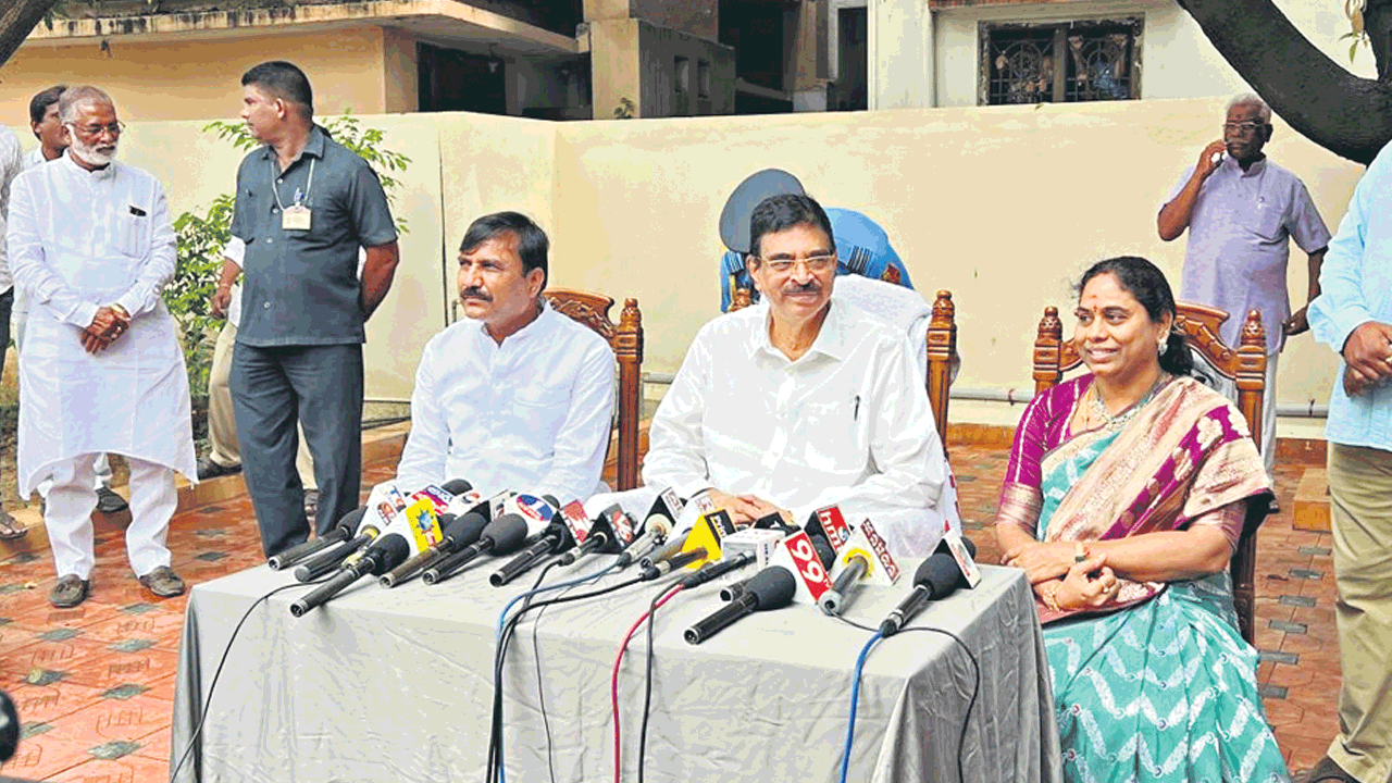 రాజ్యాంగం ప్రకారం గవర్నర్‌ మెదలాలి